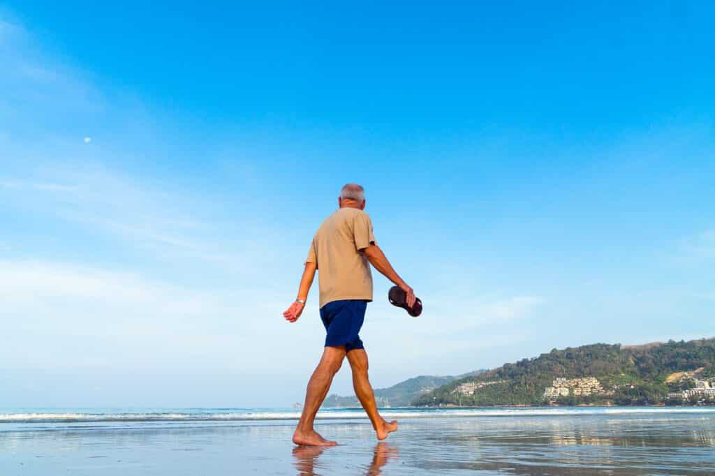 beach, senior, man-2090091.jpg